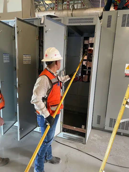 Ingeniero haciendo un mantenimiento a un equipo electrico